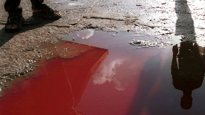 Село в Индонезия беше залято с вода с кървавочервен цвят