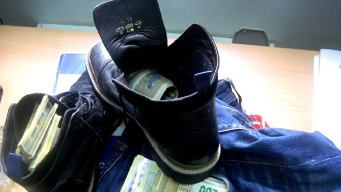 Митничари заловиха 166 000 недекларирани евро, част от тях натъпкани в ботуши 