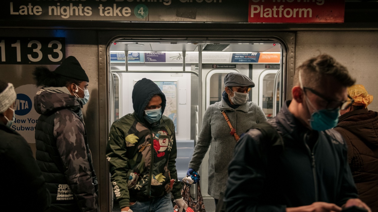 Пътниците в градския транспорт на Ню Йорк чуват съвети за маските от звезди 
