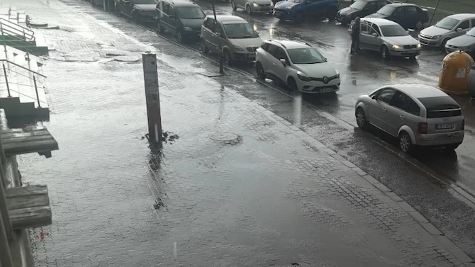 Силен дъжд се изсипа над София За минути улиците се превърнаха