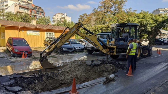 Голяма авария предизвика истинско наводнение по бул Васил Априлов в
