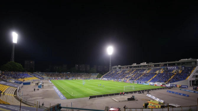 Футболните фенове в България настояват да се върнат по стадионите