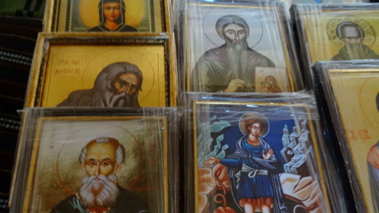 Преживели коронавируса майка и дъщеря дариха десетки икони на църквата в Стралджа и пари на общината