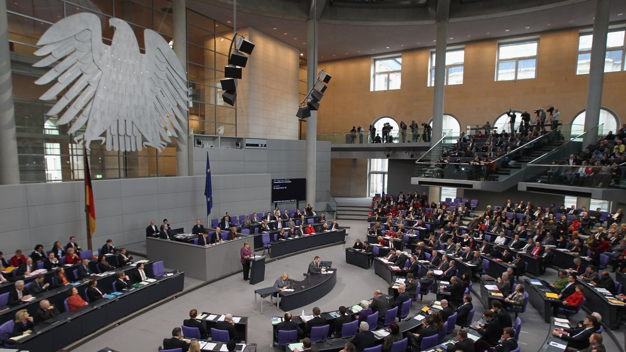 Намаляват заплатите на германските депутати
