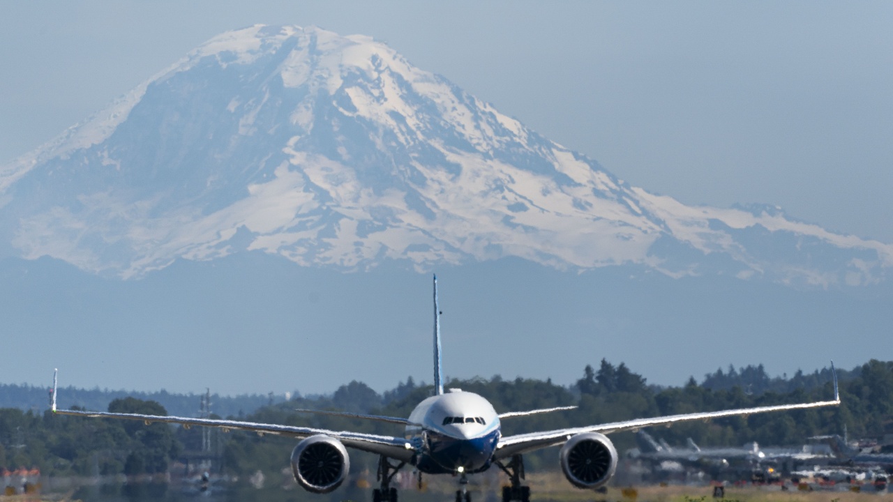 САЩ започват разследване на проблеми с двигателя на Boeing 777