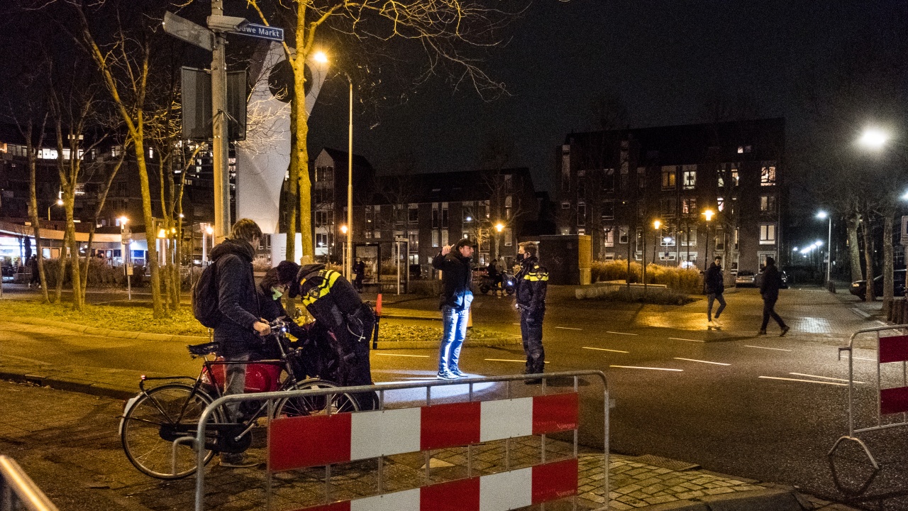 Нидерландия запазва нощния полицейски час до 15 март