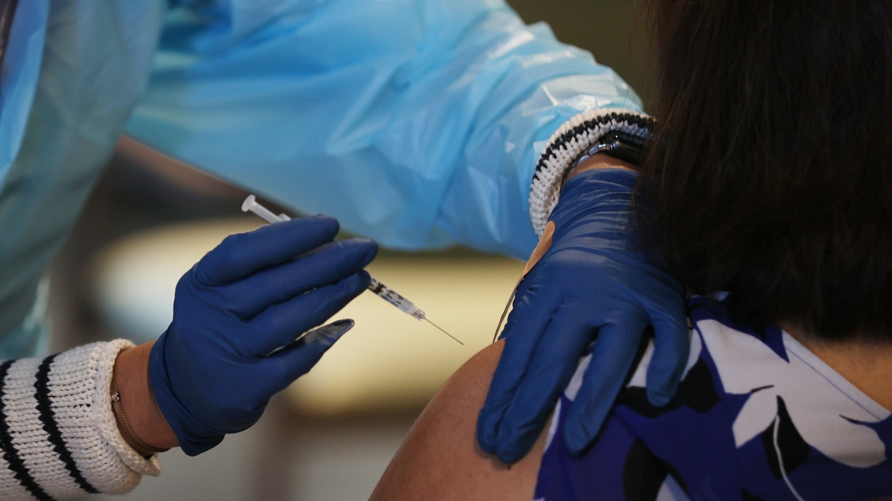 Мобилни екипи извършват имунизация срещу COVID-19 на територията на община Елена