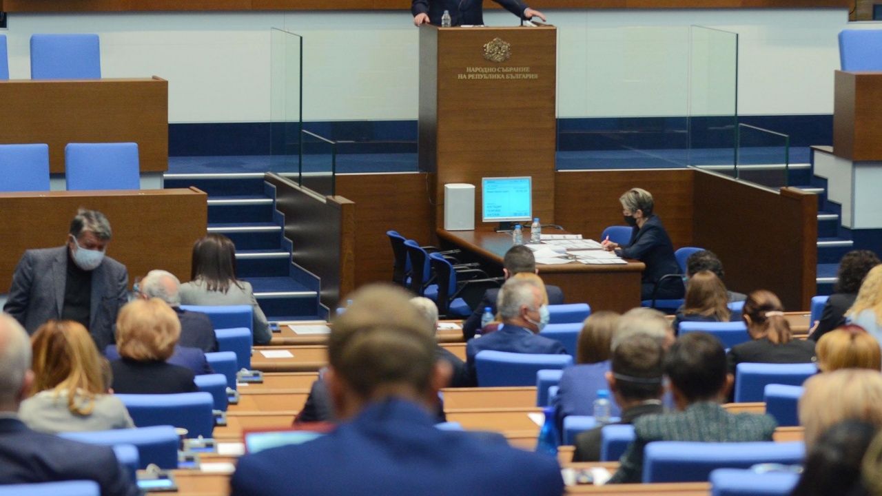 В последния си работен ден депутатите ще гласуват достъпа до руската ваксина