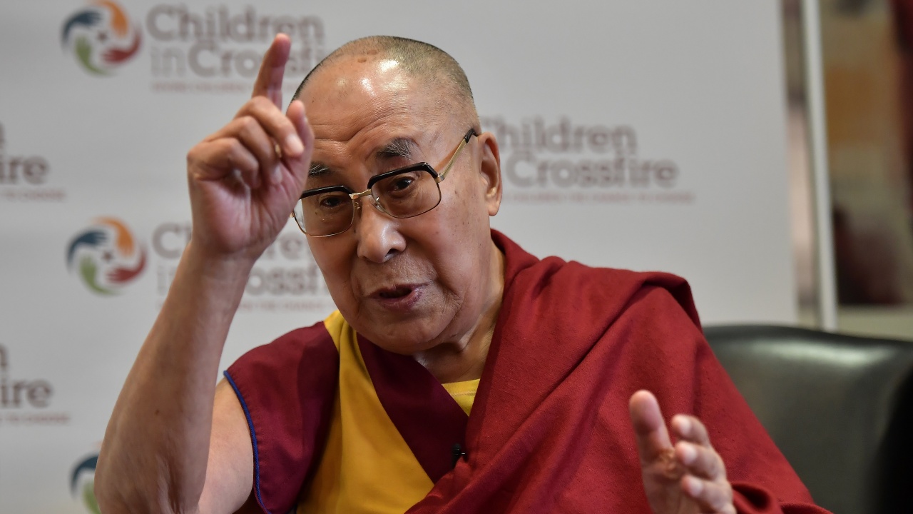 Далай лама се ваксинира