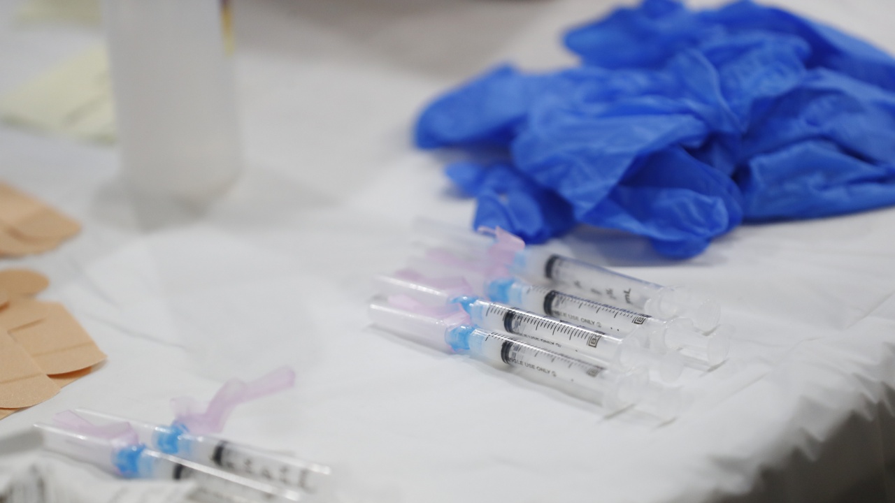 Фон дер Лайен обеща по 100 млн. дози ваксина от април