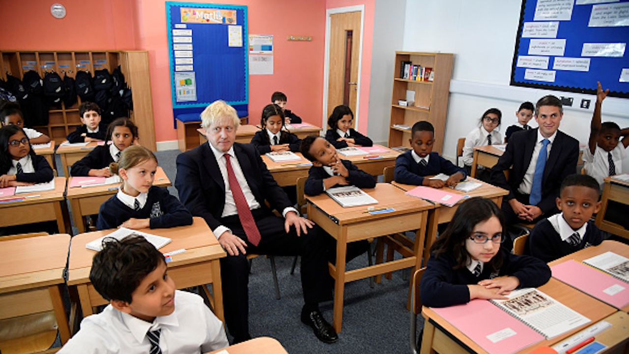 Училищата в Англия отвориха врати за всички ученици