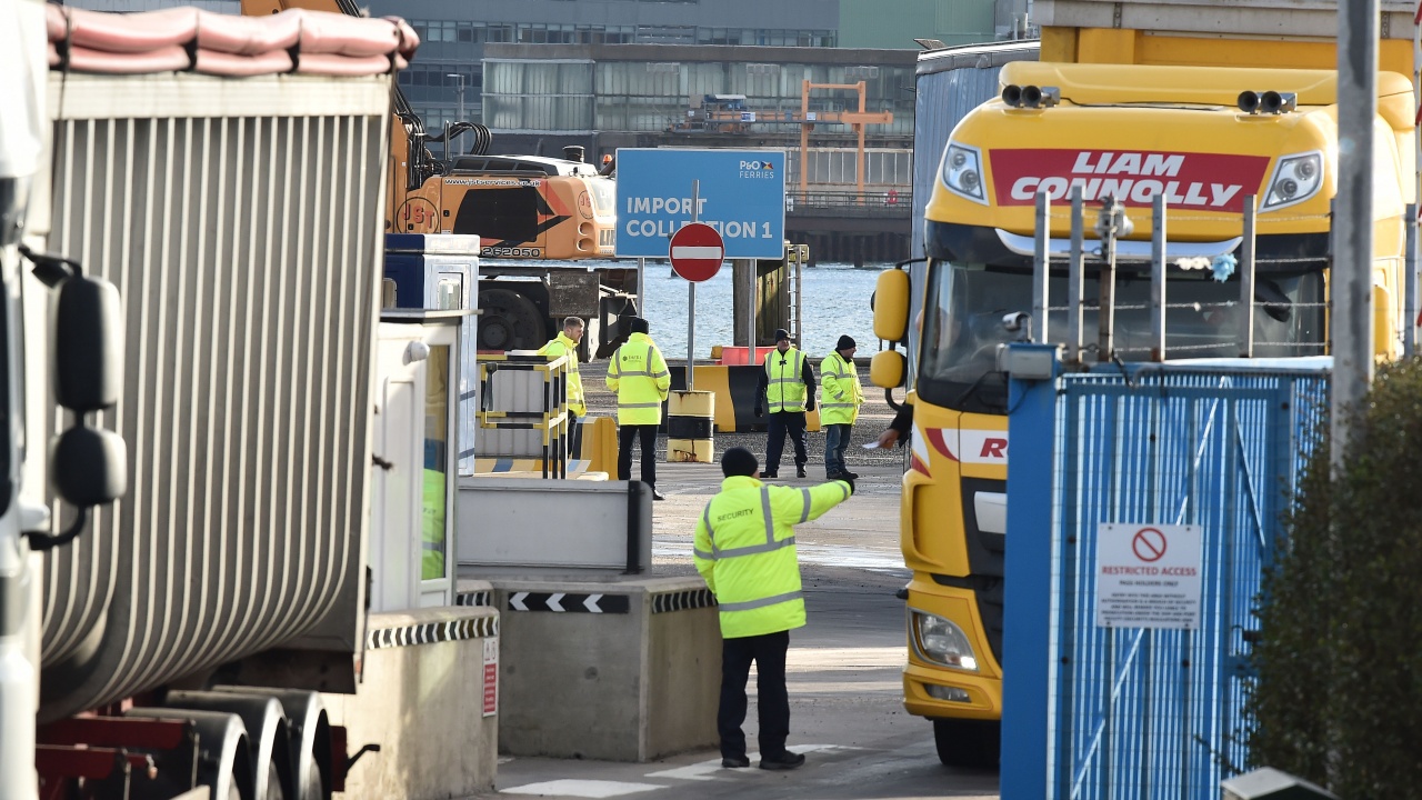 Великобритания отлага граничните проверки на стоки от ЕС с шест месеца до 1 януари