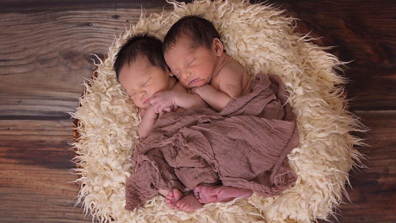 Изродиха успешно близнаци в 8-ия месец, майката се бори с COVID-19