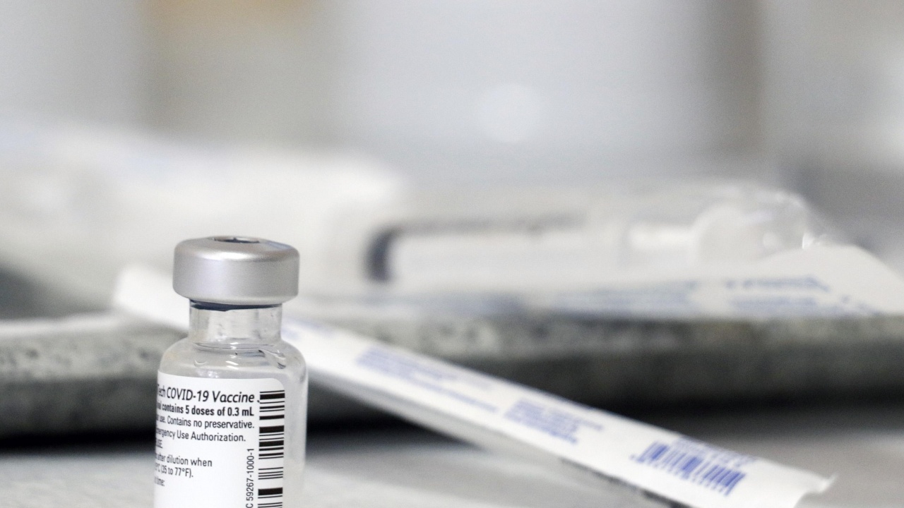 Деян Денев: Няма търговска война за ваксините