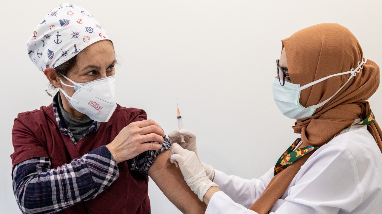 Турция стартира програма за приоритетна ваксинация на туристическия бранш