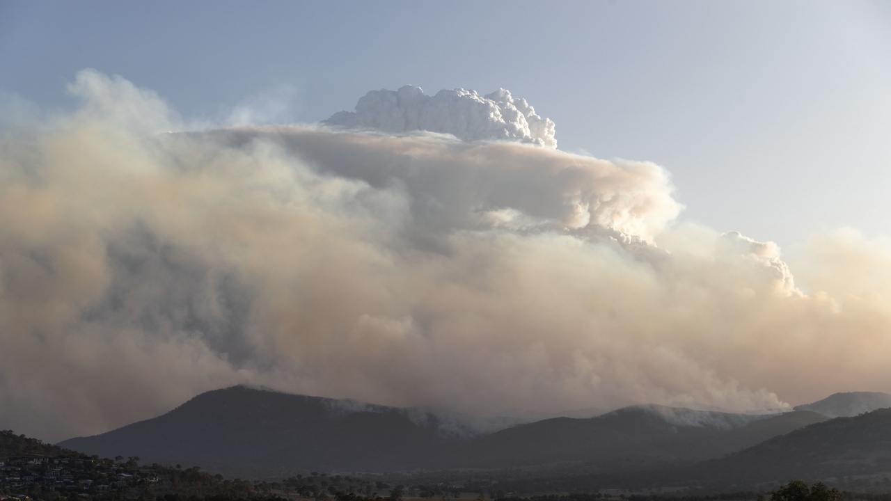Пожарите в Австралия са изхвърлили в стратосферата толкова дим, колкото при вулканично изригване
