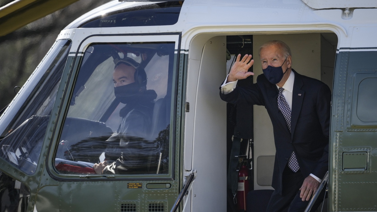 Джо Байдън претърпя зрелищен инцидент, качвайки се на президентския самолет
