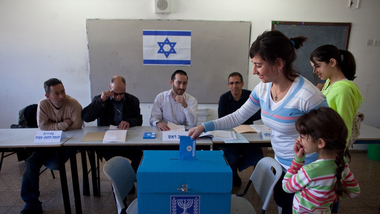 Израелците днес гласуват на четвъртите си парламентарни избори за 2 години