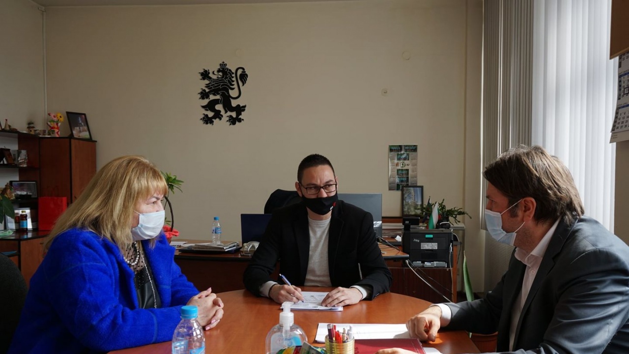 Зам.-здравният министър провери противоепидемичните мерки в Хасково преди вота