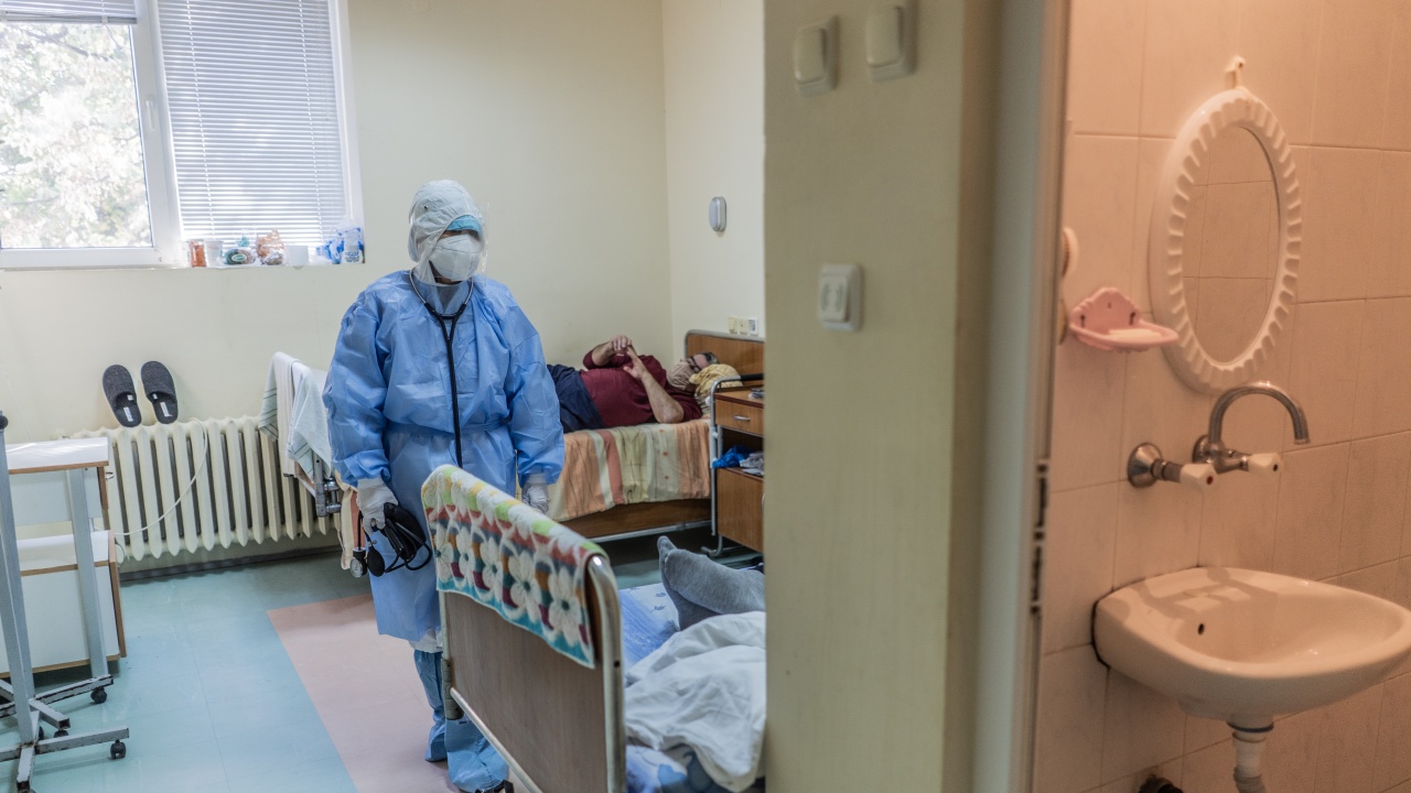 Учител и санитар са сред новозаразените с COVID-19 в Ловешко 
