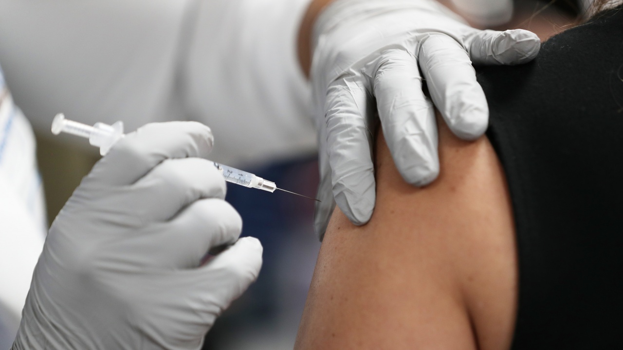 Израел е поставил по две дози ваксина на над половината си население
