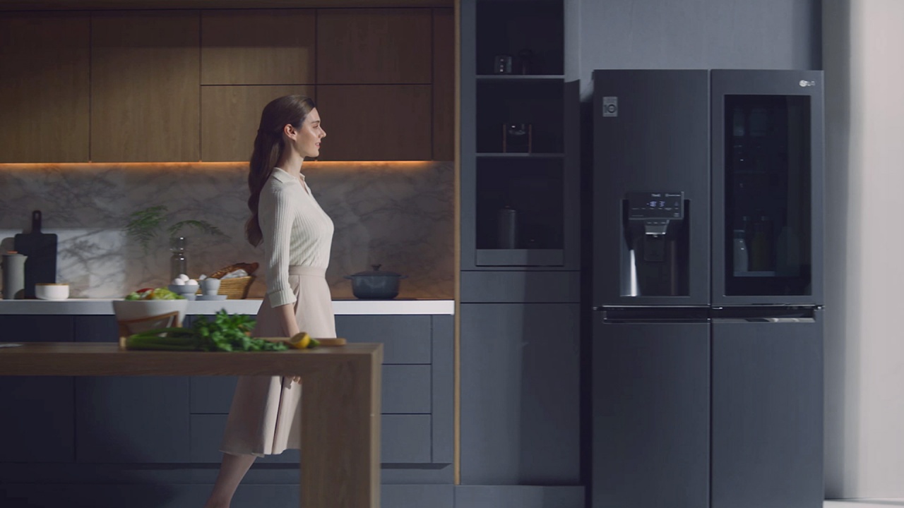Интелигентните хладилници LG InstaView Door-in-Door™ спестяват време и запазват свежестта на храната