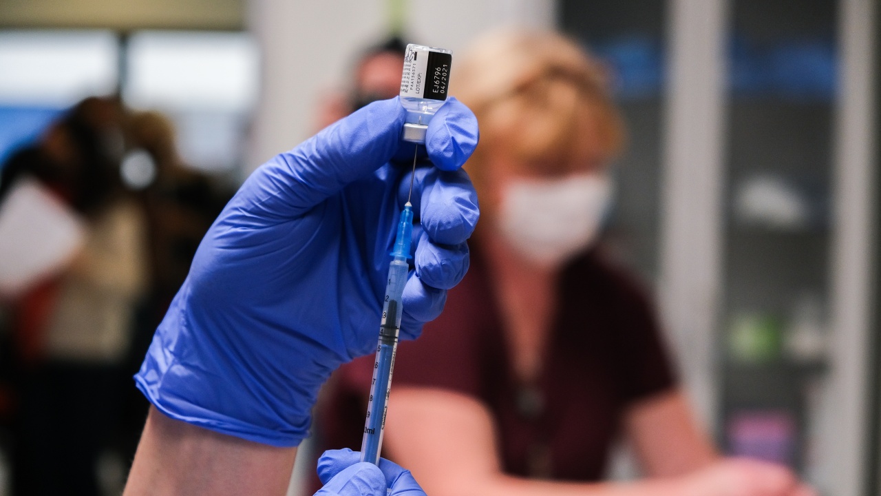 Полша планира да ваксинира срещу COVID-19 най-малко 10 милиона души до края на юни