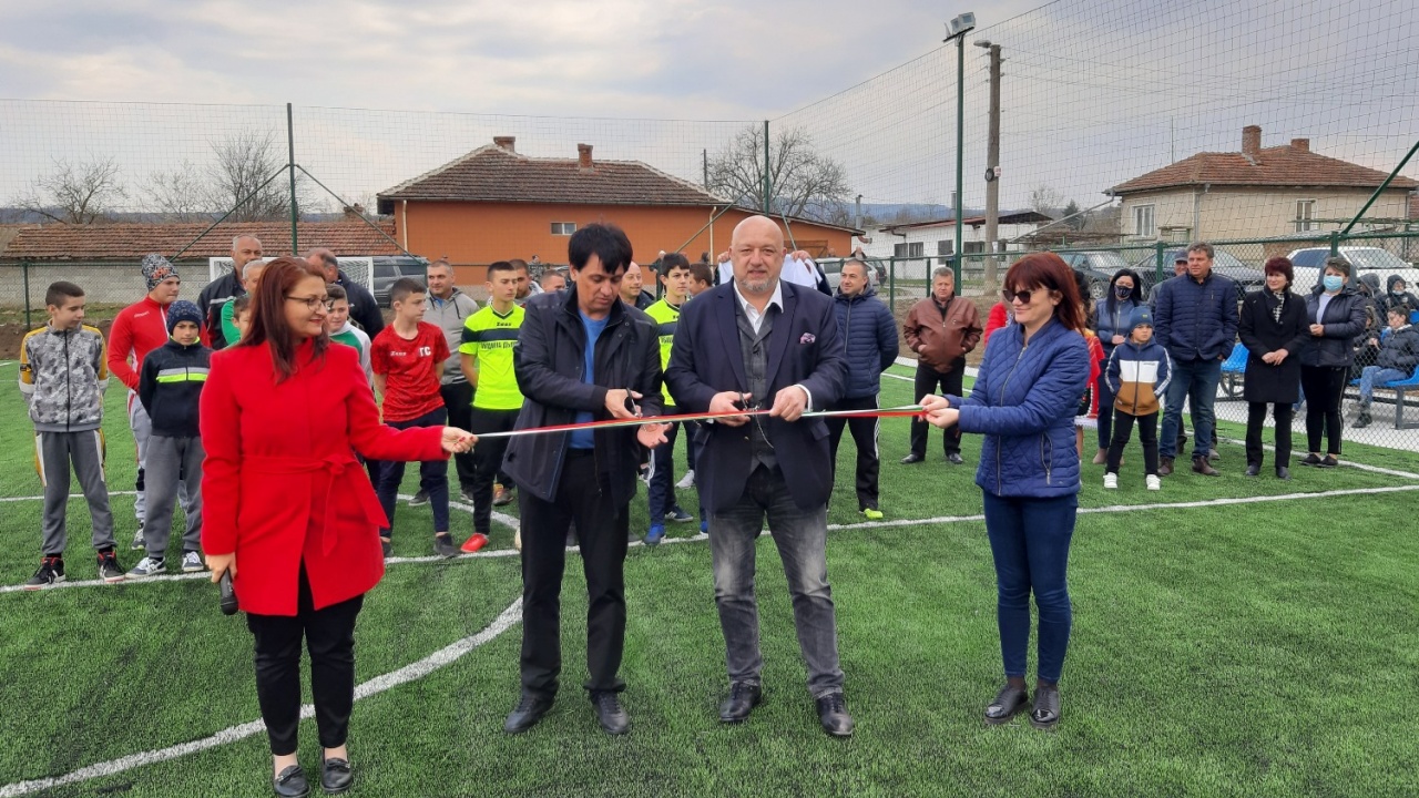 Красен Кралев откри игрище за мини футбол в с. Цонево