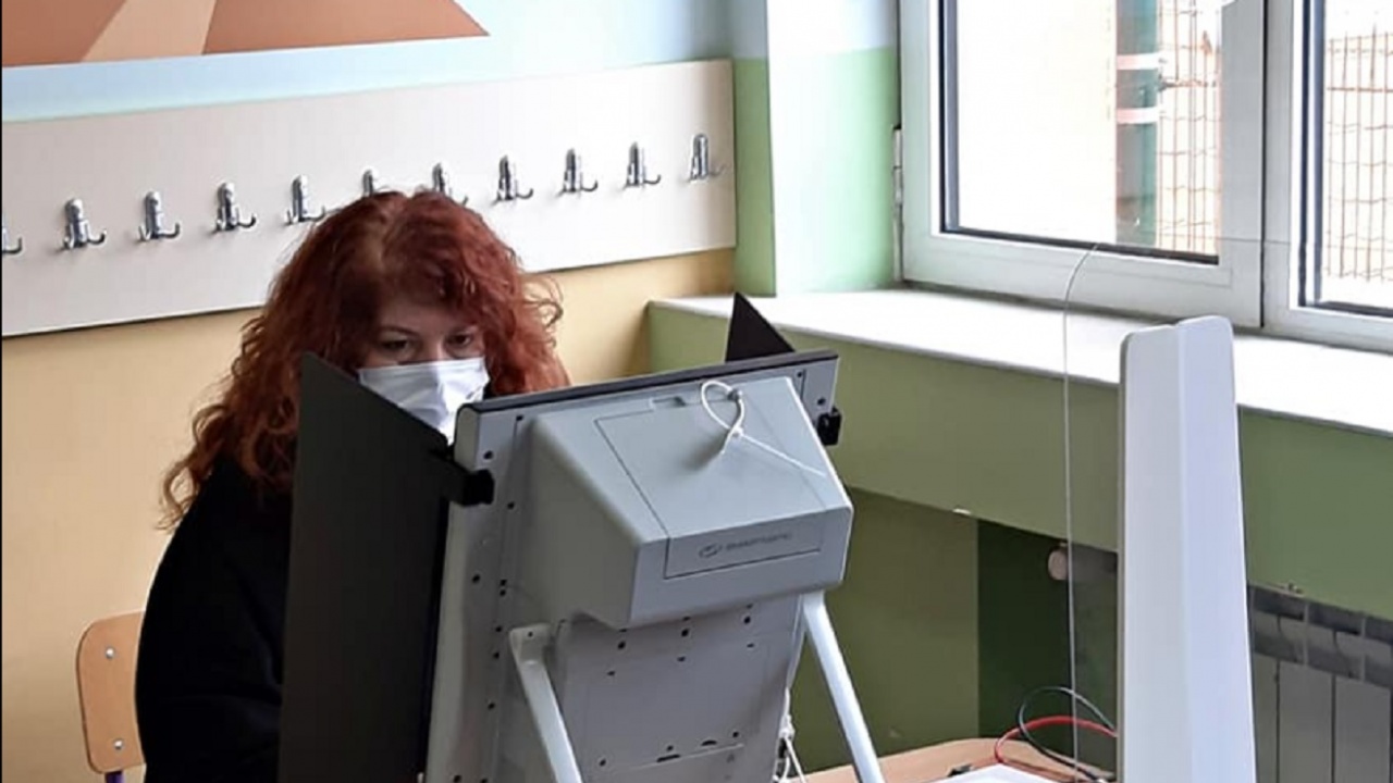 Вицепрезидентът Йотова гласува с машина