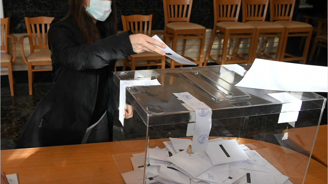 Избирателната активност в Ловешка област към 12.00 часа е 22 процента