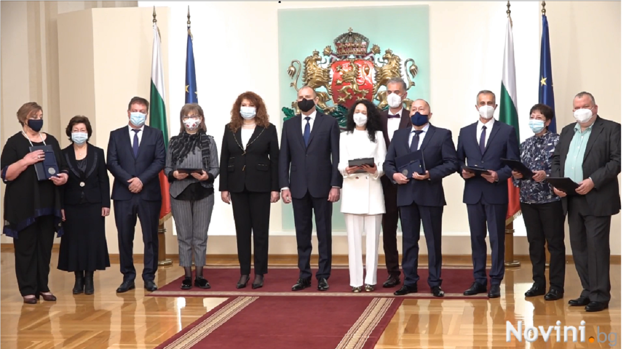  Президентът удостои с почетен знак осем медици по случай Световния ден на здравето