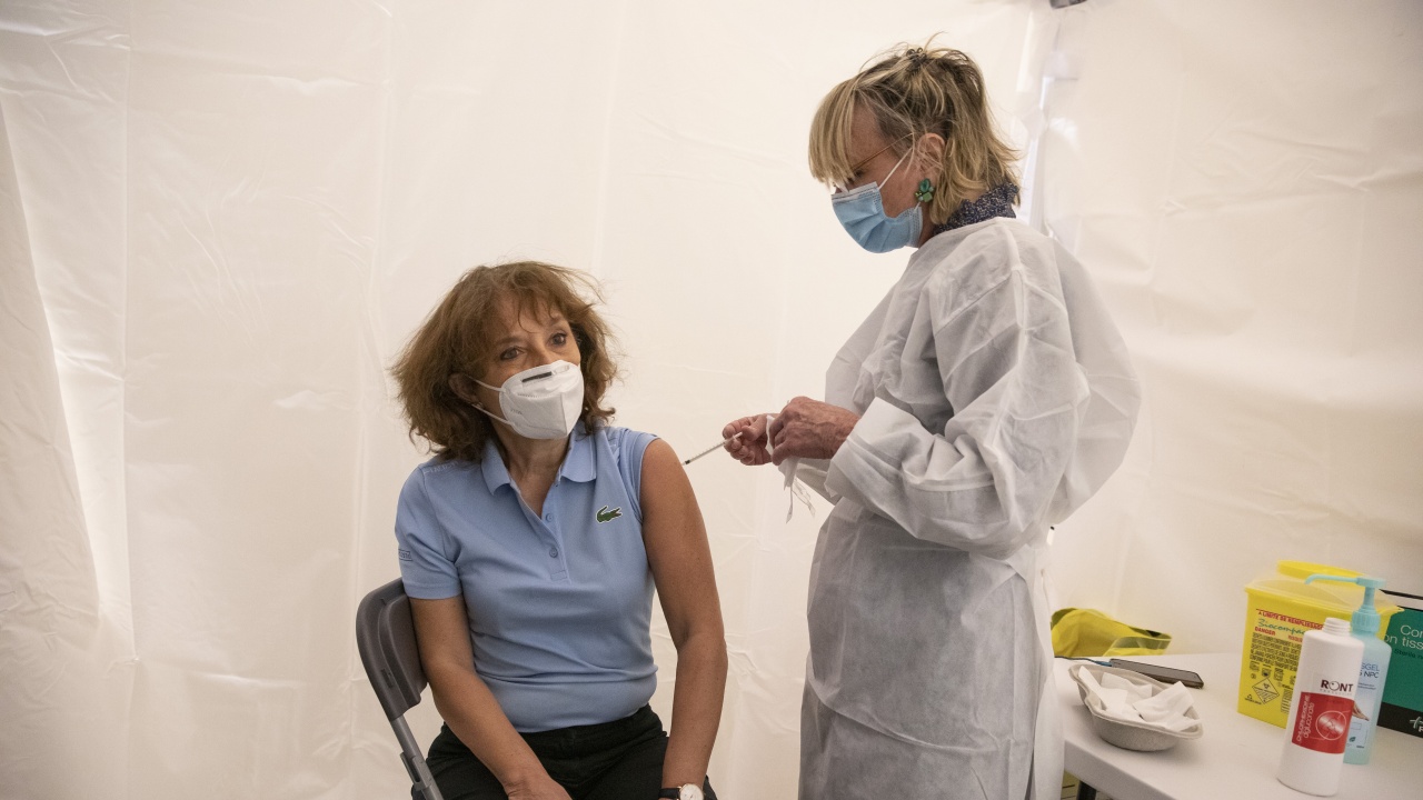 Франция е ваксинирала с първа доза срещу COVID 10 милиона души