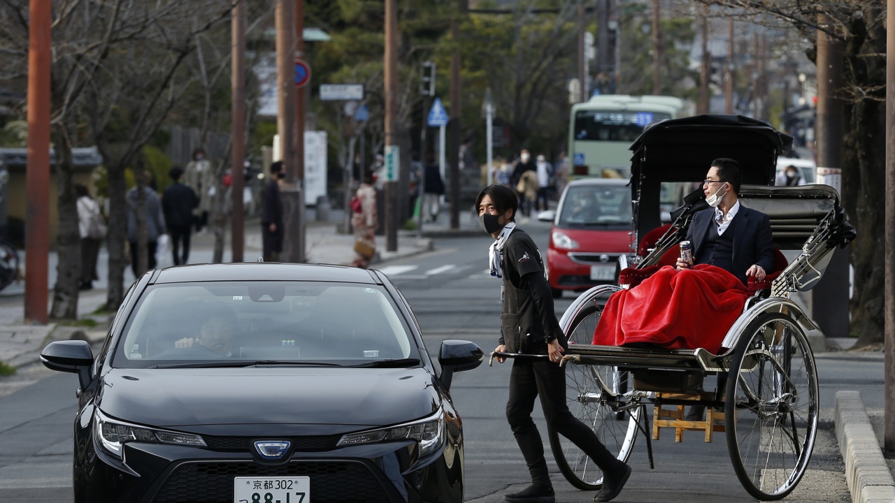Япония се готви да наложи по-строги ограничения в столицата заради новия вариант на коронавируса 