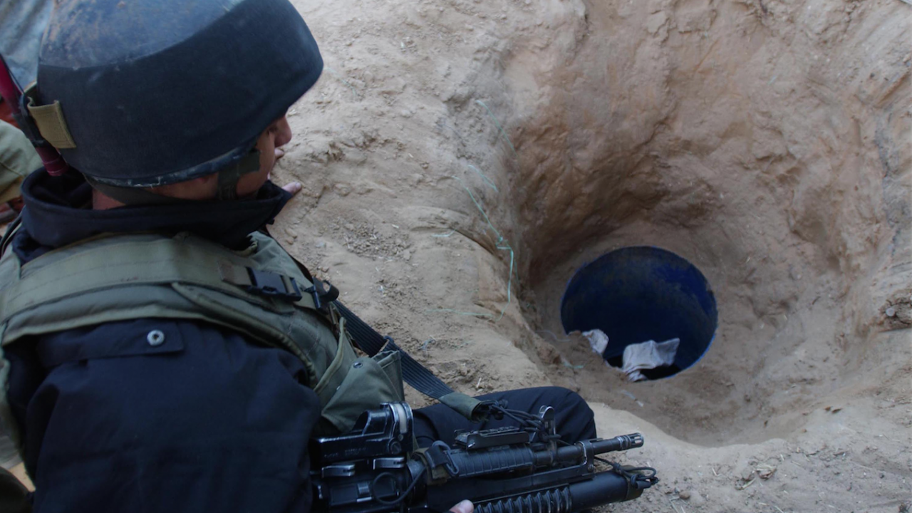 Прехвърляли терористи и мигранти към Турция през таен тунел