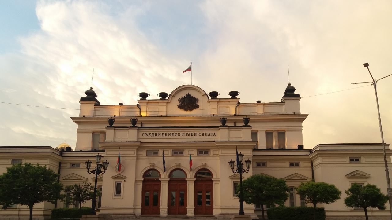 Интелектуалци искат 45-ият парламент да положи клетва в старата сграда на НС