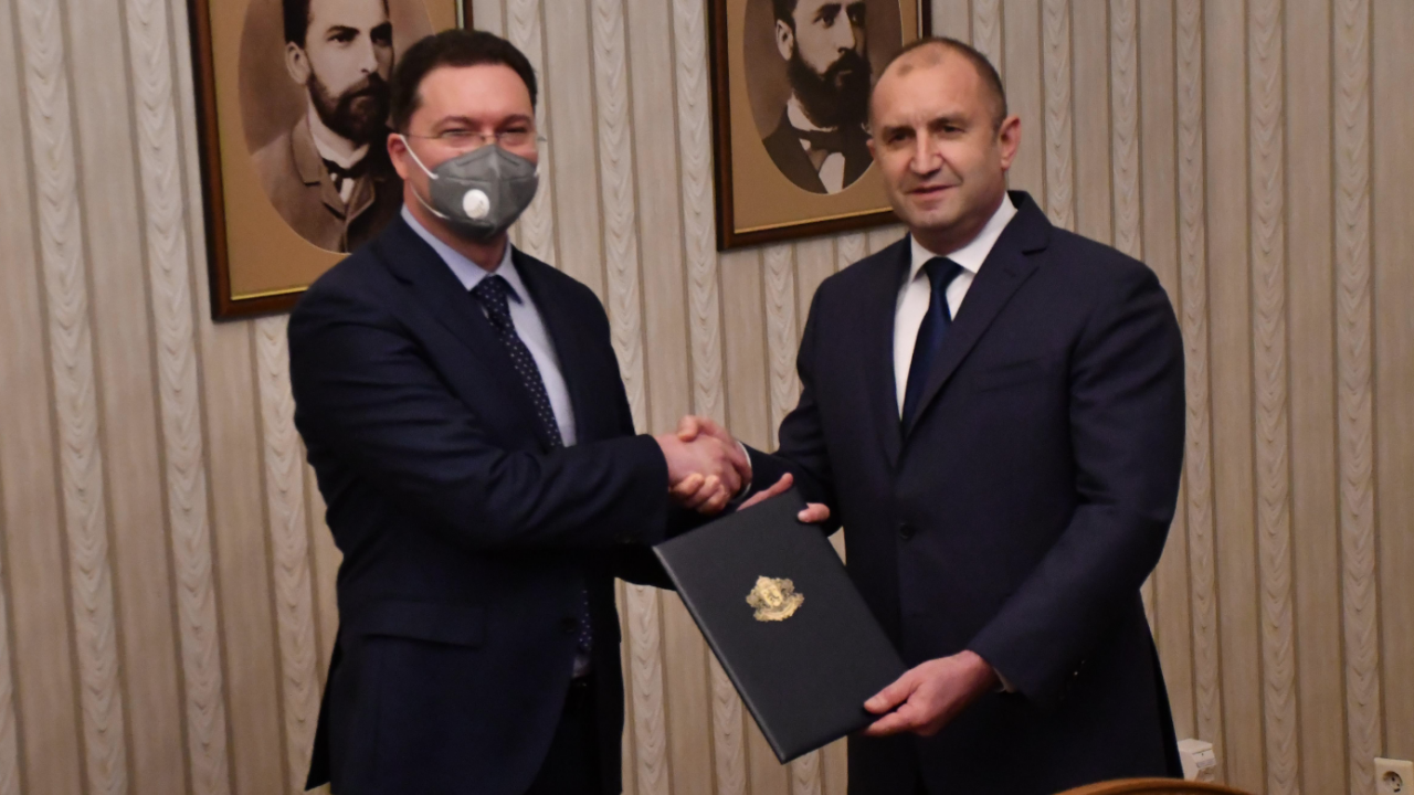 Румен Радев връчи мандат за съставяне на правителство на Даниел Митов от ГЕРБ-СДС