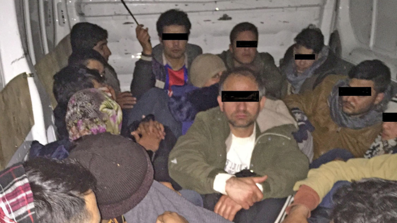 След преследване - задържаха бус с нелегални мигранти край Китен