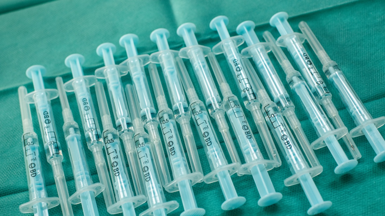 ЕМА отново потвърди, че ползите от COVID ваксината на "АстраЗенека" надвишават рисковете 
