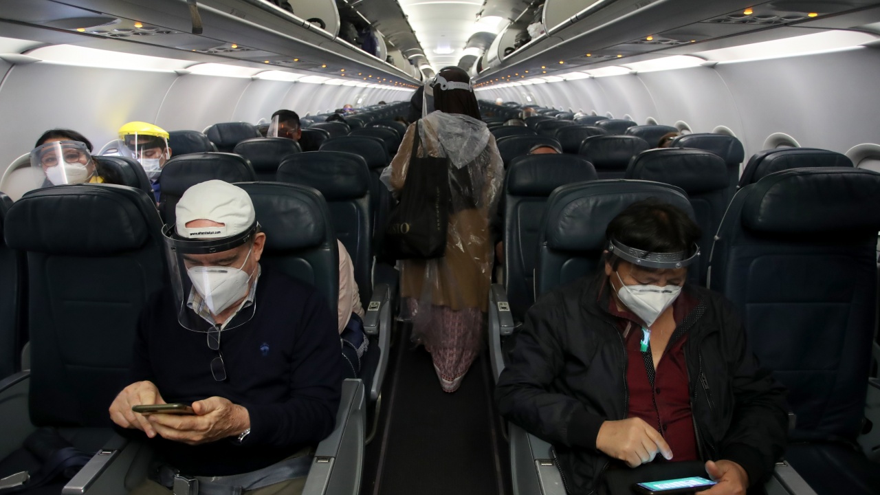 САЩ запазват изискването за носенето на маски в самолетите