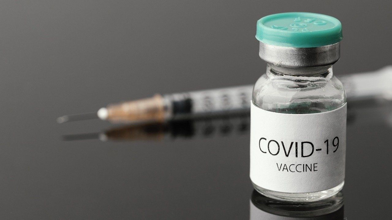 Таймс: Хората над 50 години във Великобритания ще получат възможност да се имунизират с трета COVID ваксинна доза