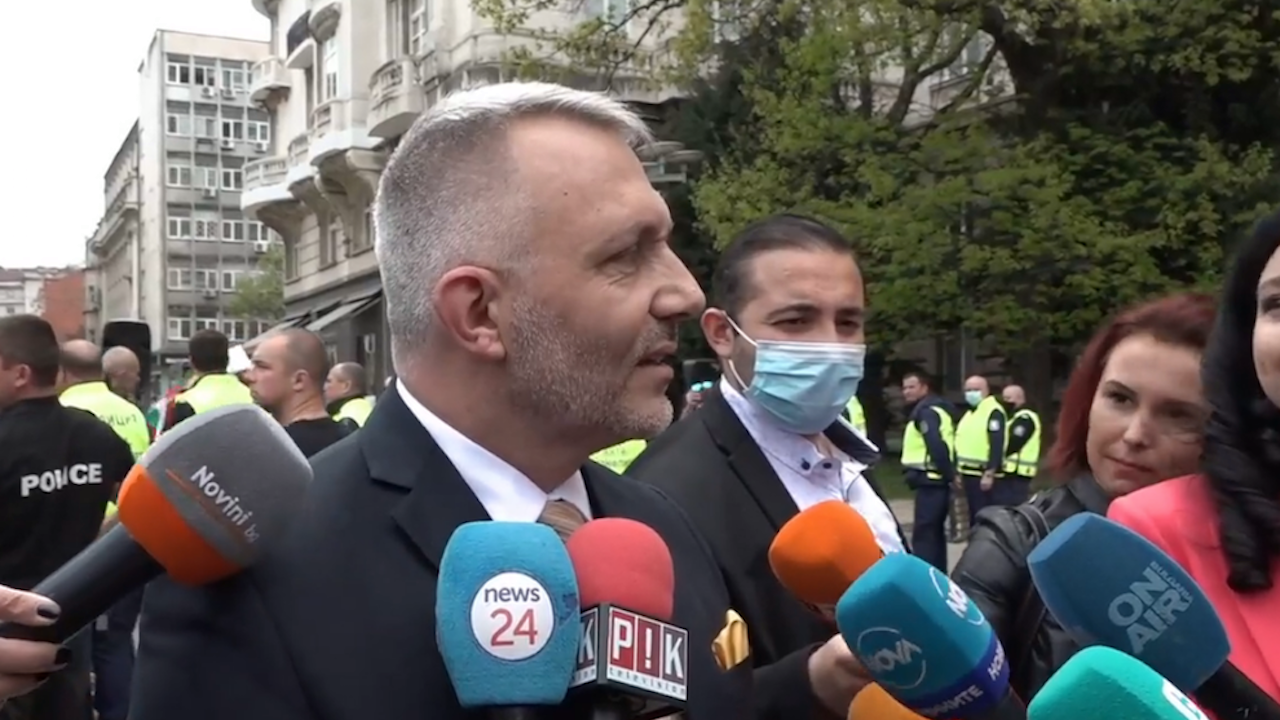 Екшън преди консултациите за ЦИК, протестиращи посрещнаха Хаджигенов с викове "предател" и "мутро"