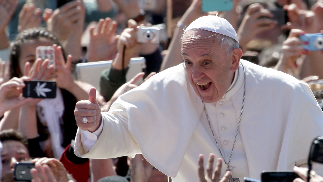 Папа Франциск изрази радостта си, че отново дава седмичните си аудиенции в присъствието на вярващи