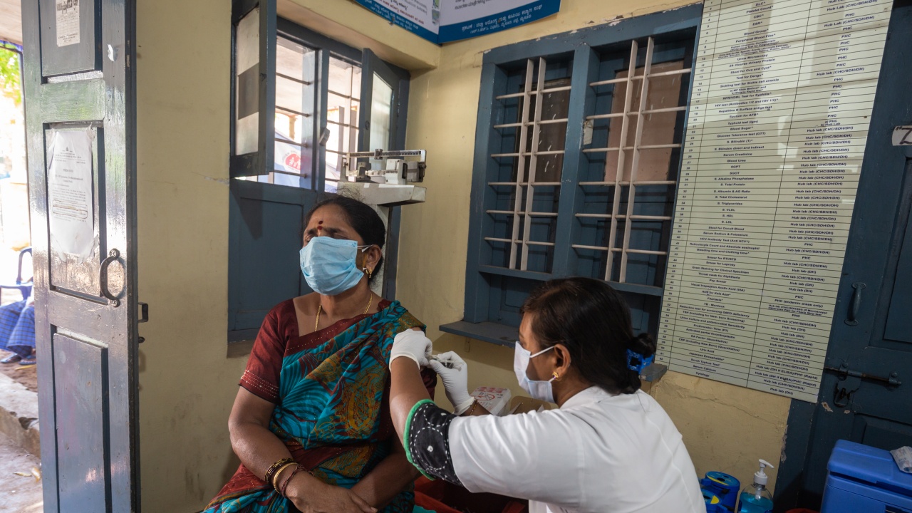 В Индия има рязък спад в броя на ваксинациите и предупреждения за опасност от нова COVID вълна