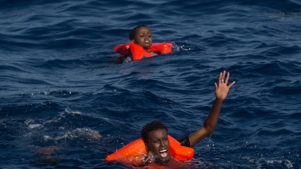 Испански водолаз спаси бебе на мигранти в Средиземно море