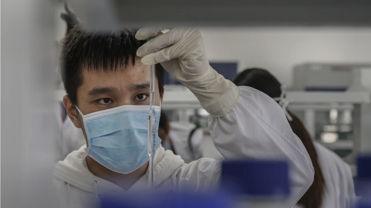 Служители на лабораторията в Ухан са лекувани в болница преди Китай да обяви заразата с COVID-19 