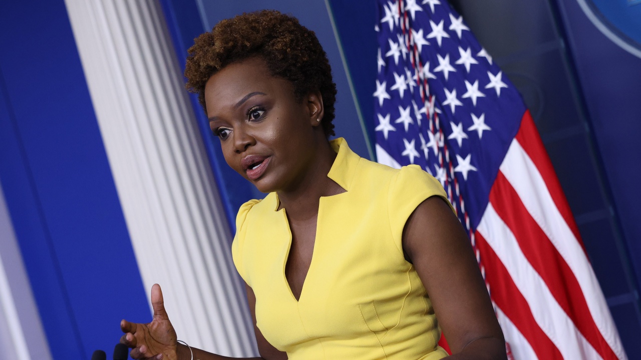 Историческа стъпка! Цветнокожа говорителка води пресконференцията в Белия дом