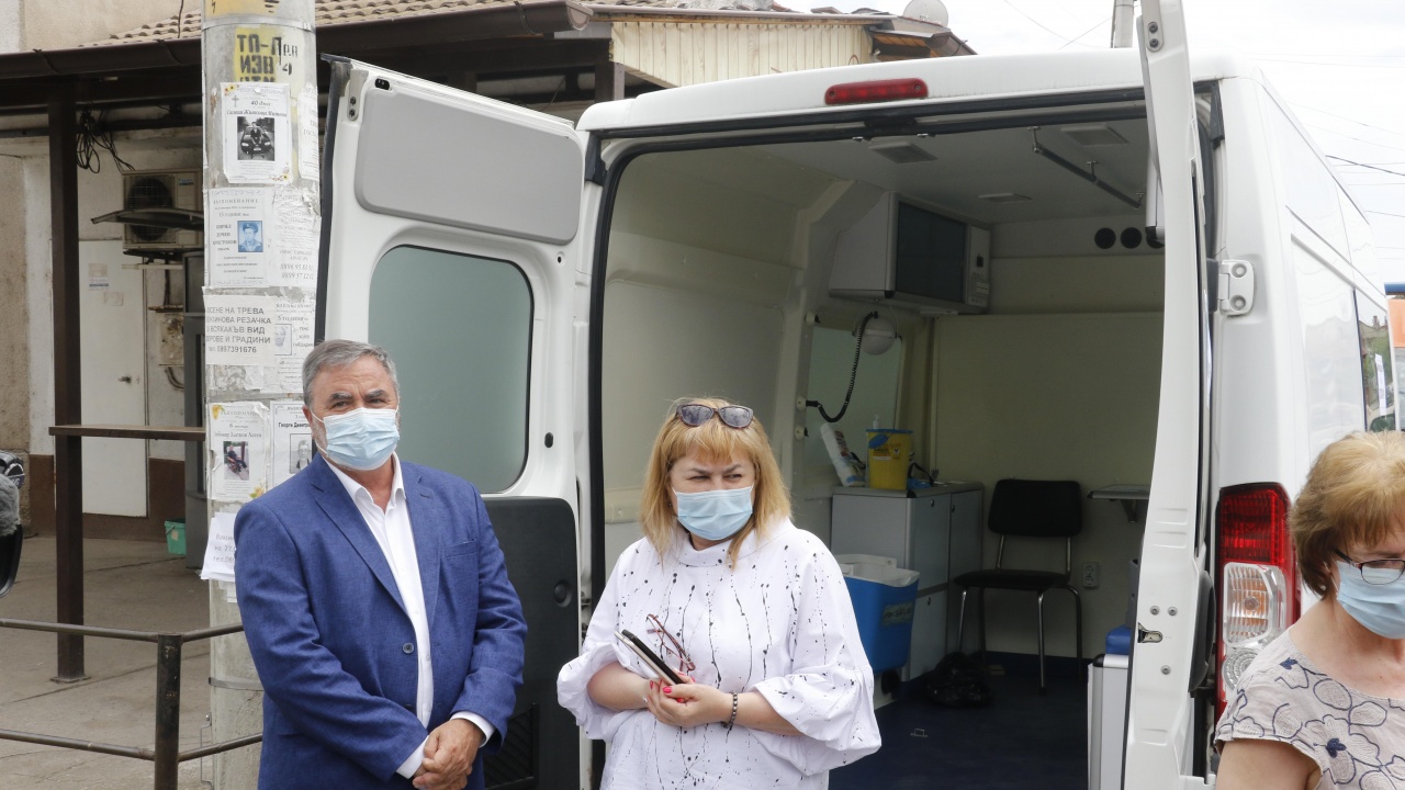 Доц. Кунчев посети ромската махала в Харманли, за да проследи ваксинацията