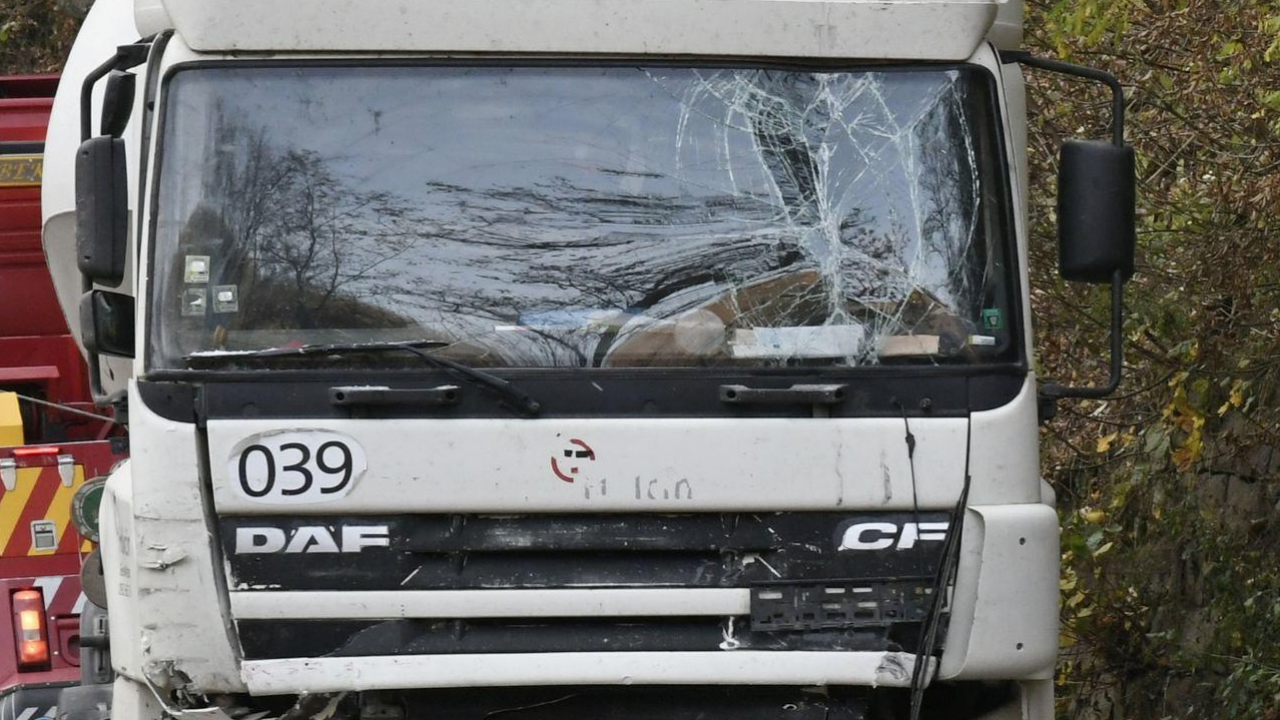 Катастрофа между два камиона затруднява движението по Подбалканския път в Твърдишко