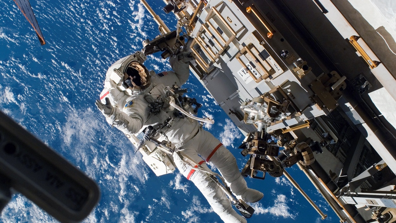 Руски космонавти изхвърлиха в космоса стар панел от модула „Заря“ на МКС