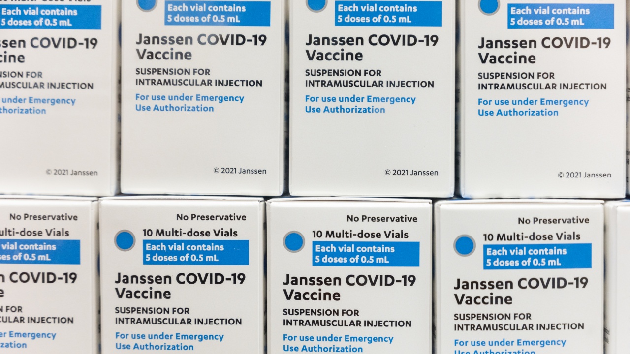 Здравните власти в САЩ наредиха на "Джонсън и Джонсън" да бракува 60 млн. дози от COVID ваксината